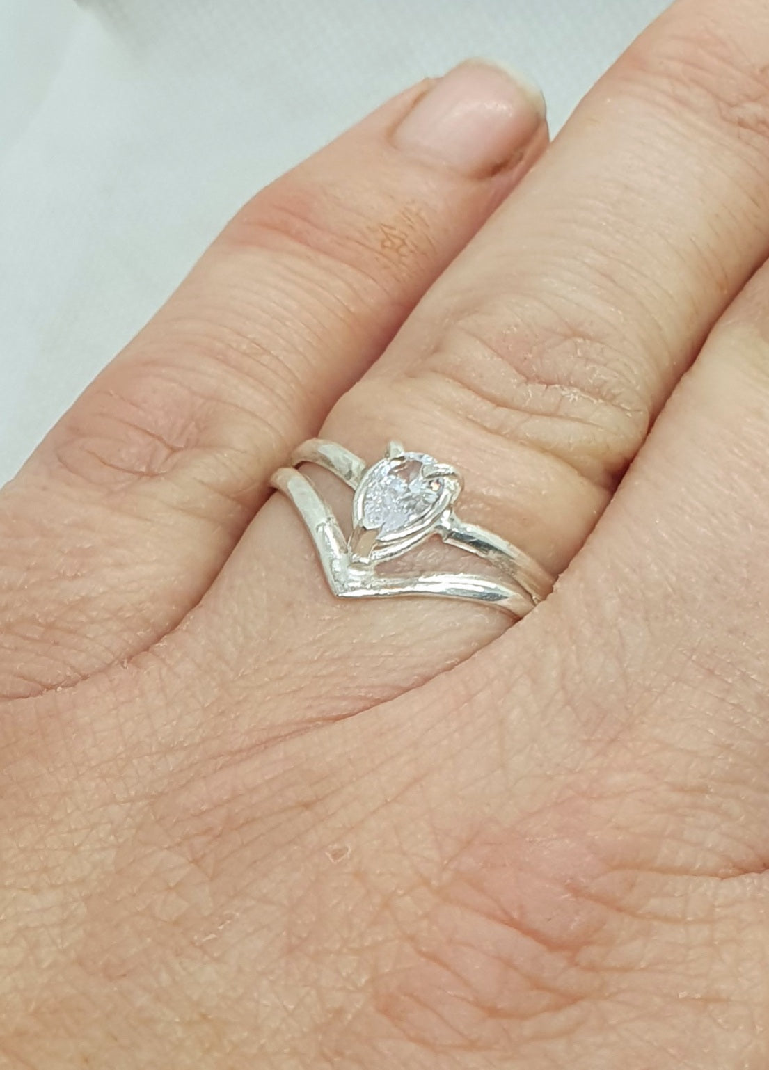 טבעת זהב לבן עם אבן טיפה - טבעת אירוסין