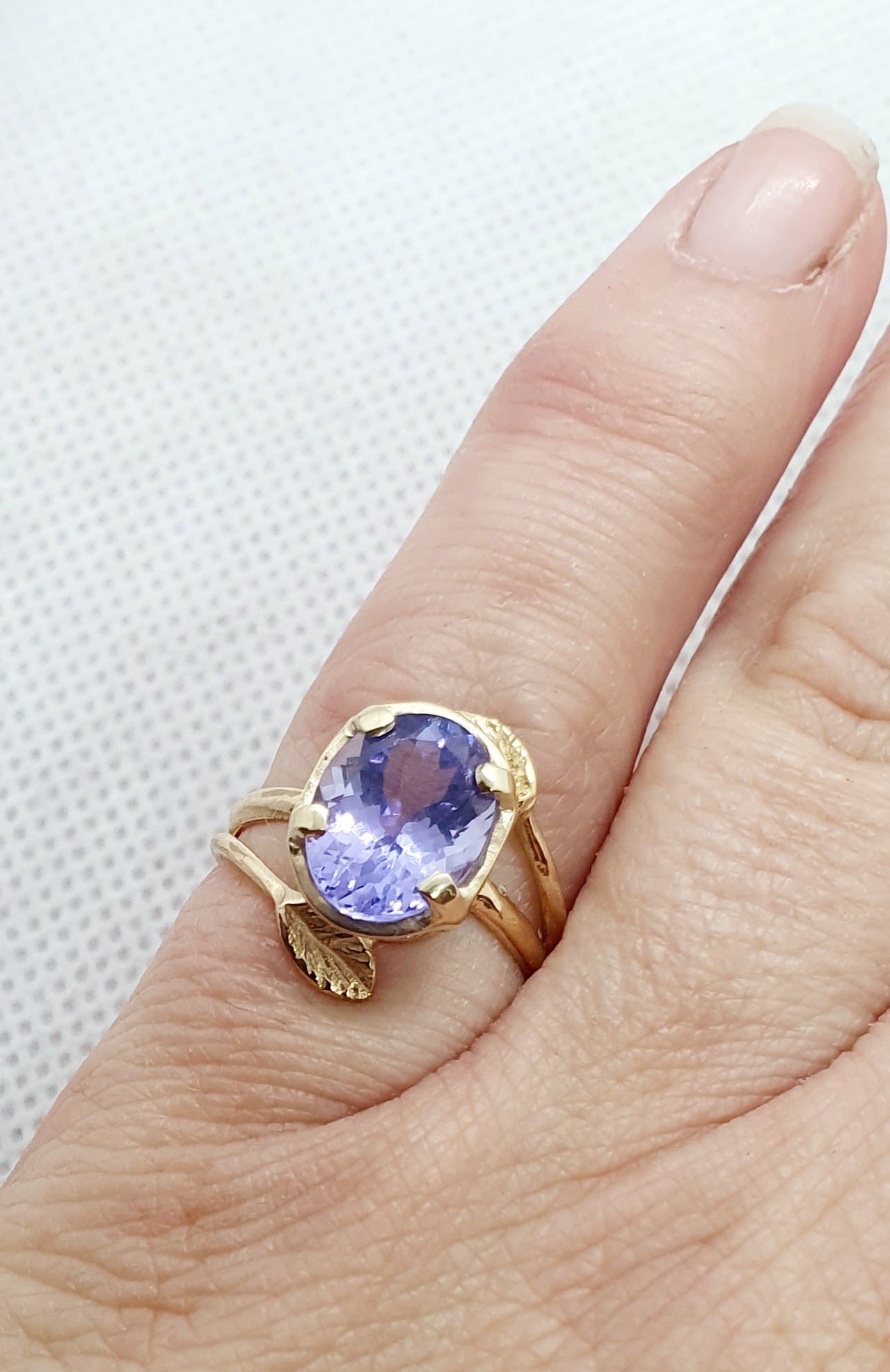 טבעת אירוסין עם עלים