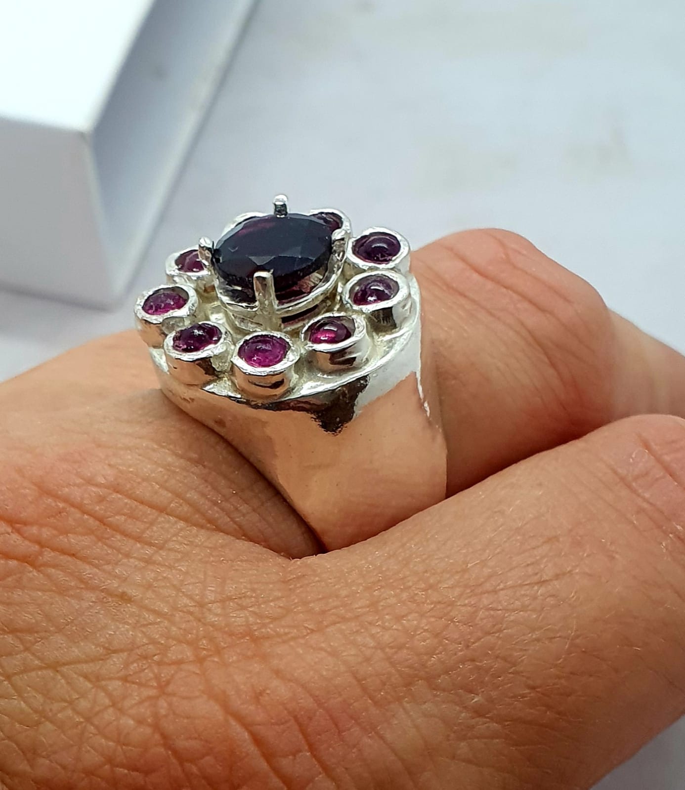 טבעת חותם עגולה מרובת אבני חן