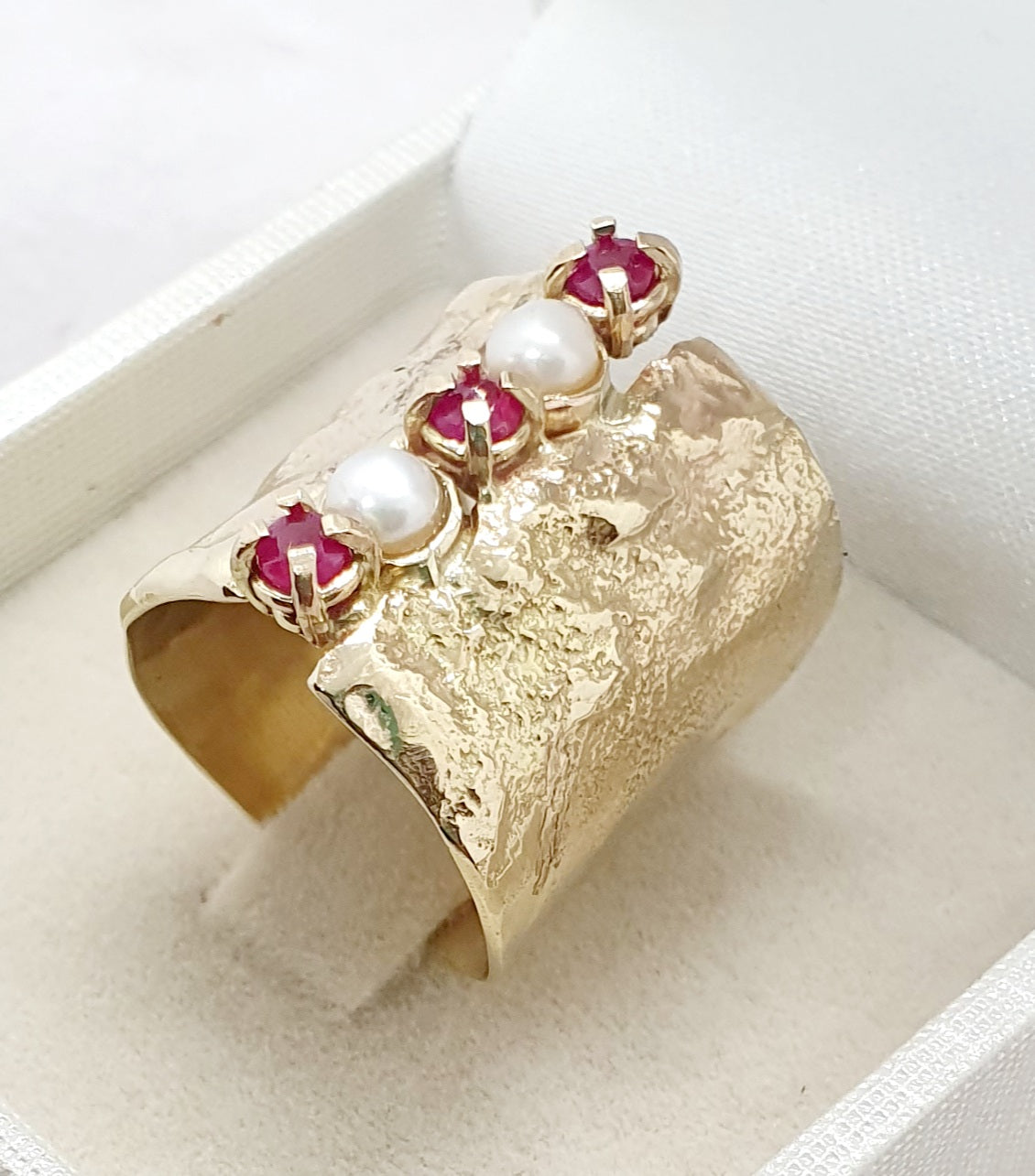 טבעת זהב רחבה עם רובי ופנינים