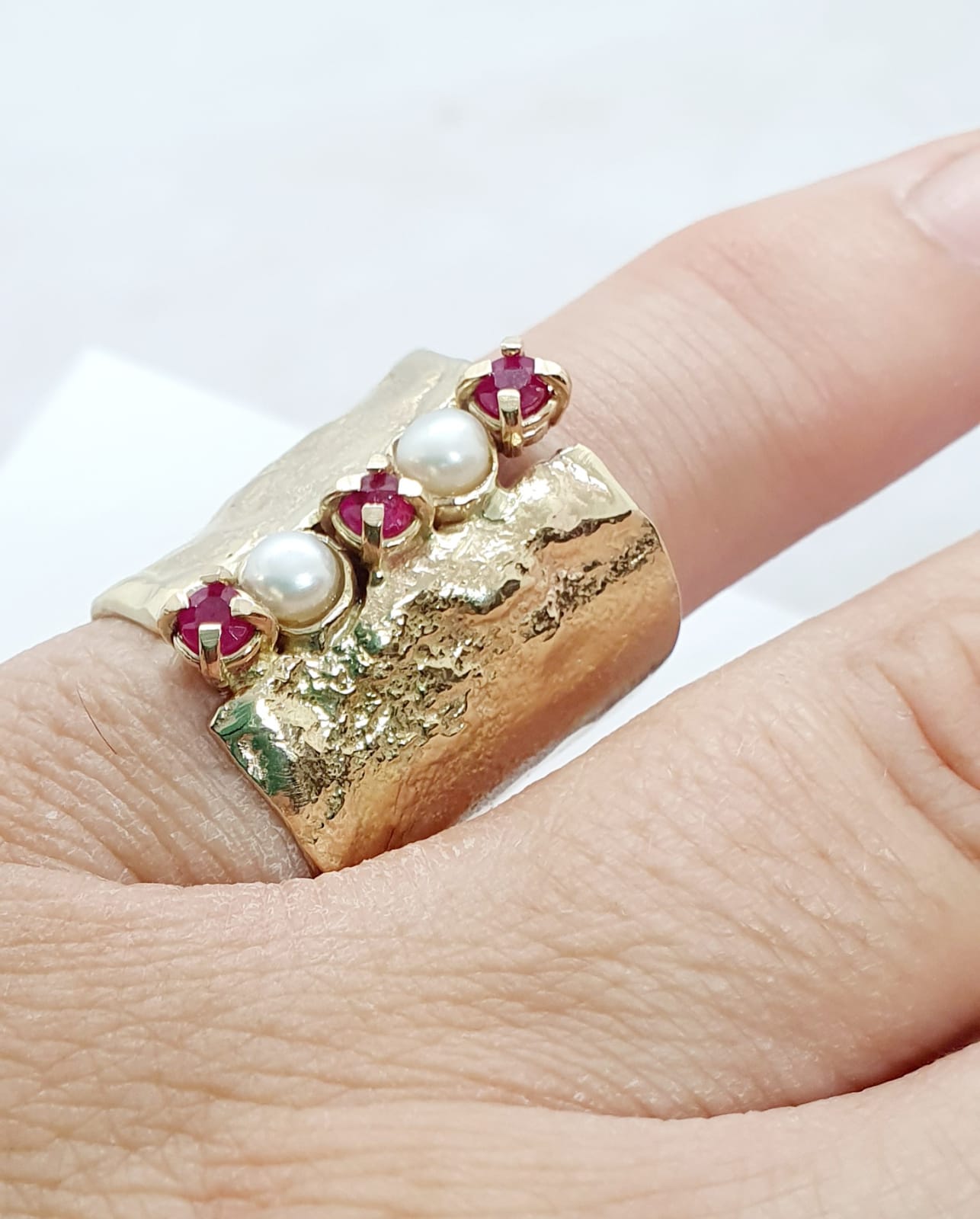 טבעת זהב רחבה עם רובי ופנינים