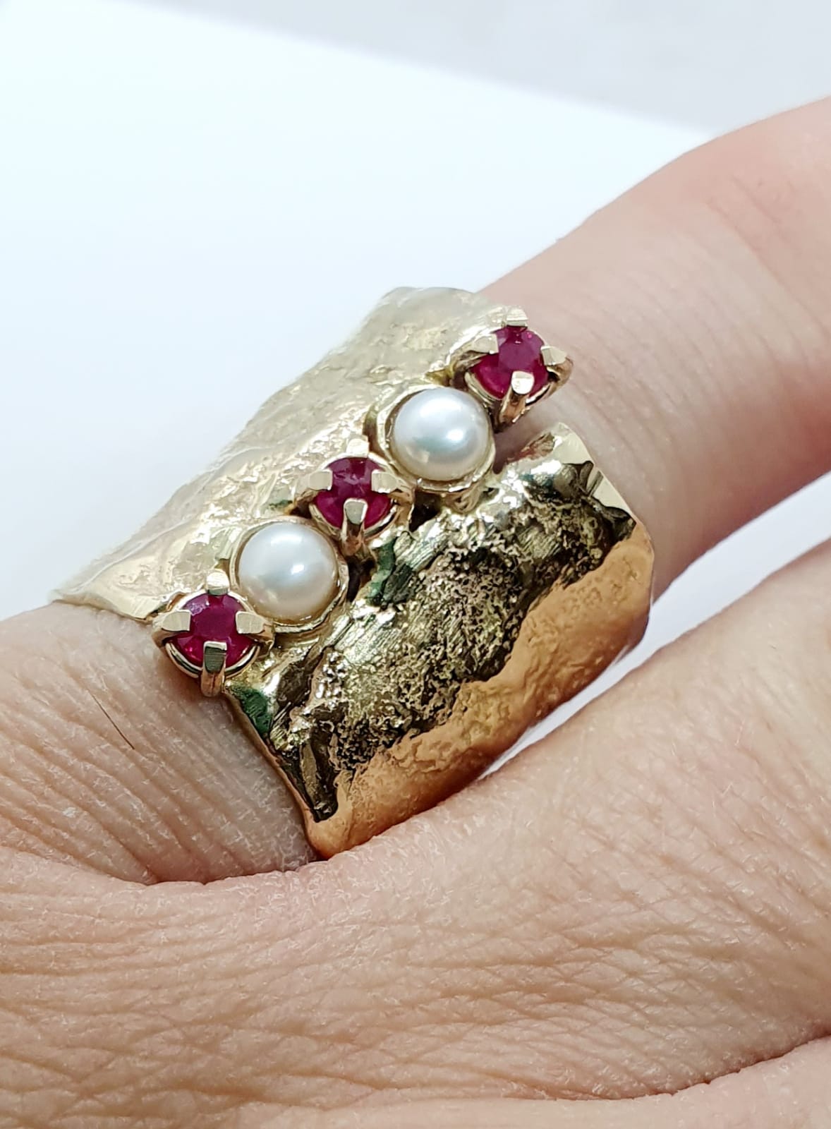 טבעת זהב רחבה עם רובי ופנינים