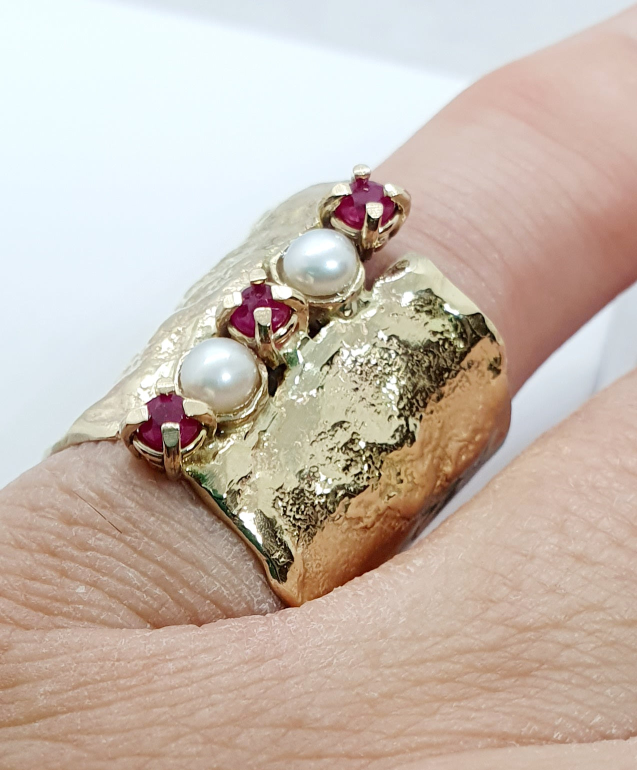 טבעת זהב רחבה עם רובי ופנינים