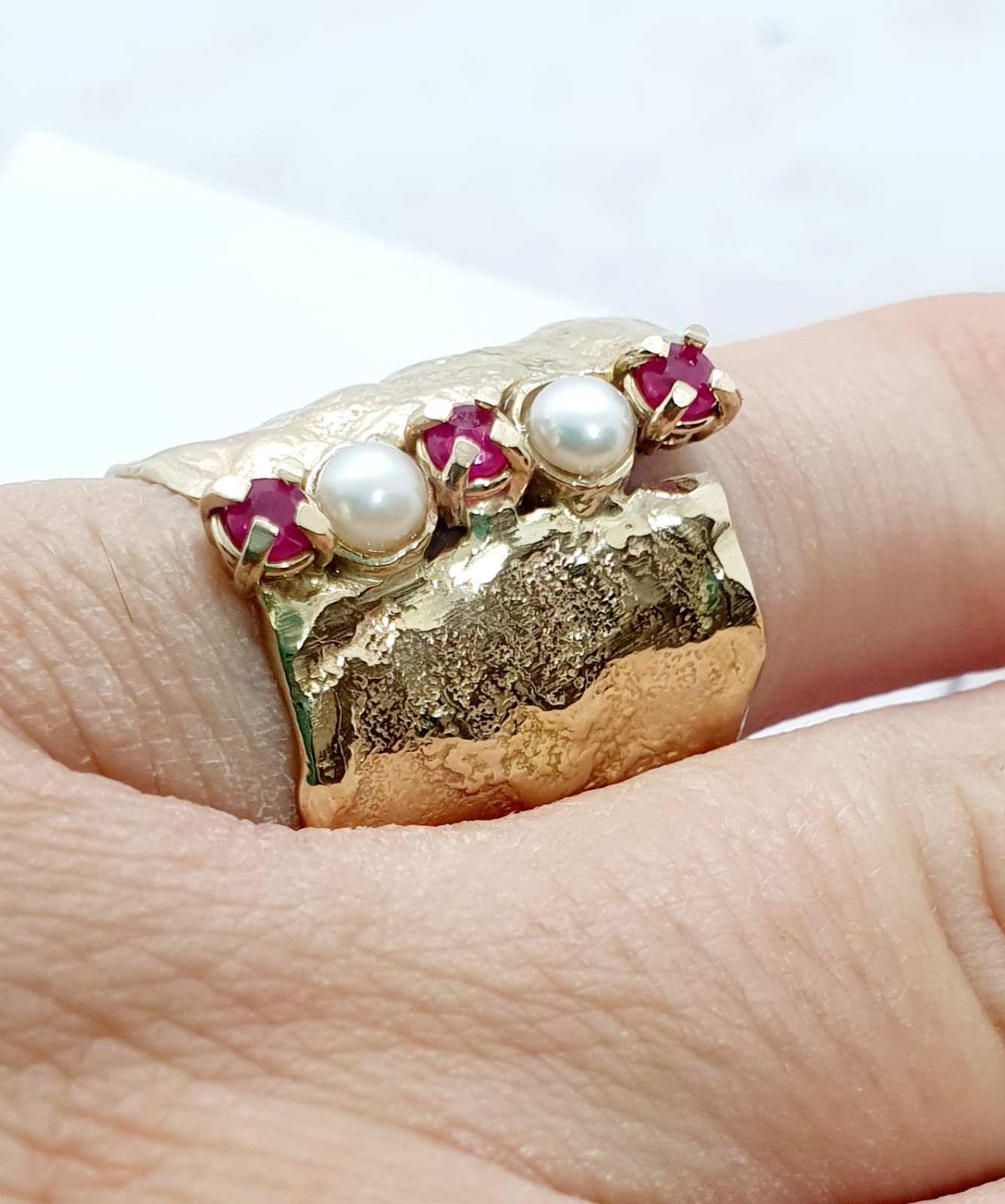 טבעת זהב רחבה עם רובי ופנינים