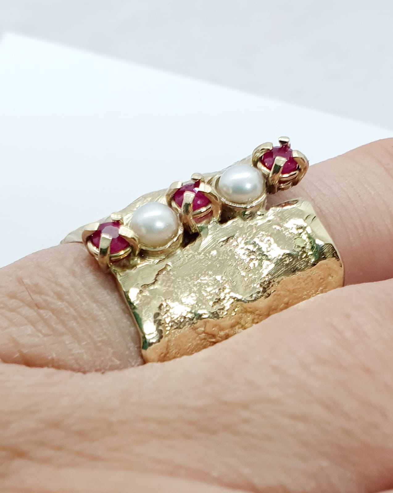 טבעת זהב רחבה עם רובי ופנינים