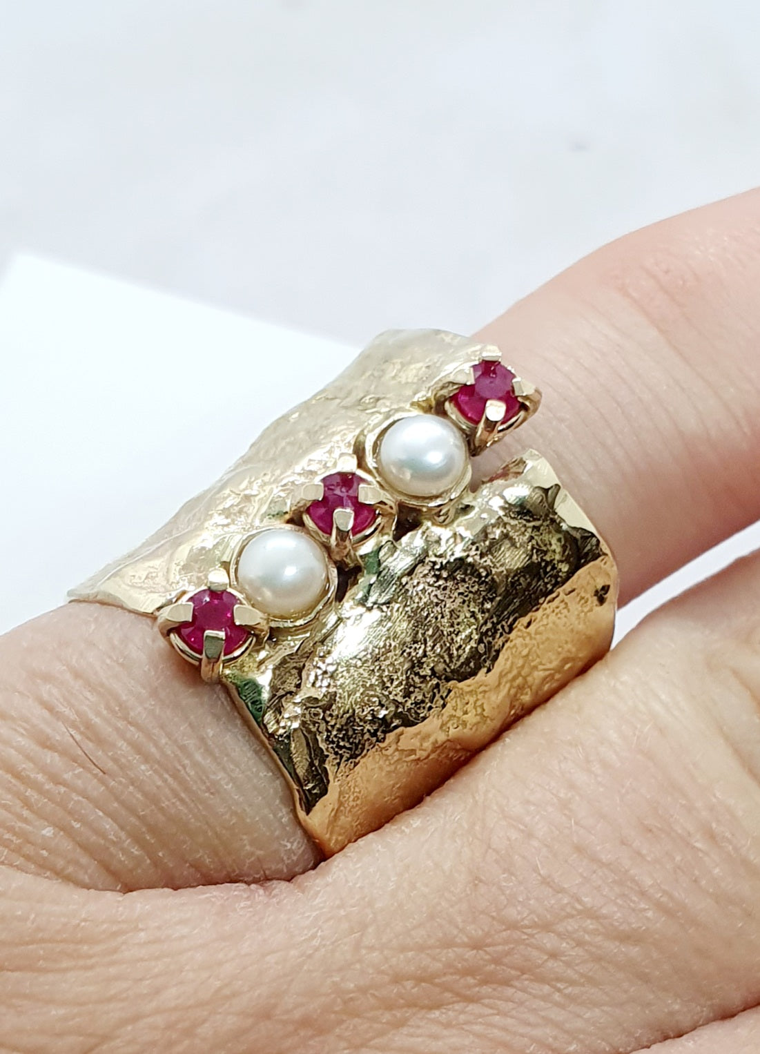 טבעת זהב רחבה עם רובי ופנינים