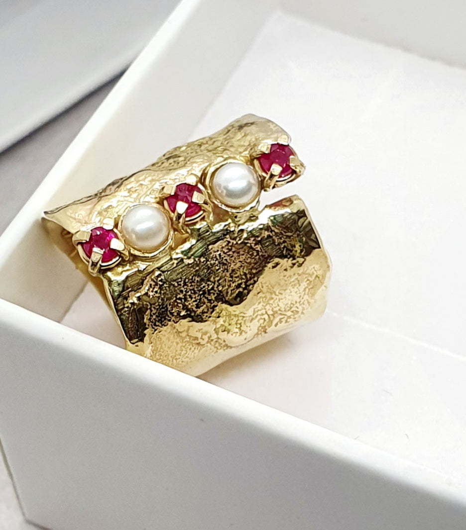 טבעת זהב רחבה עם רובי ופנינים