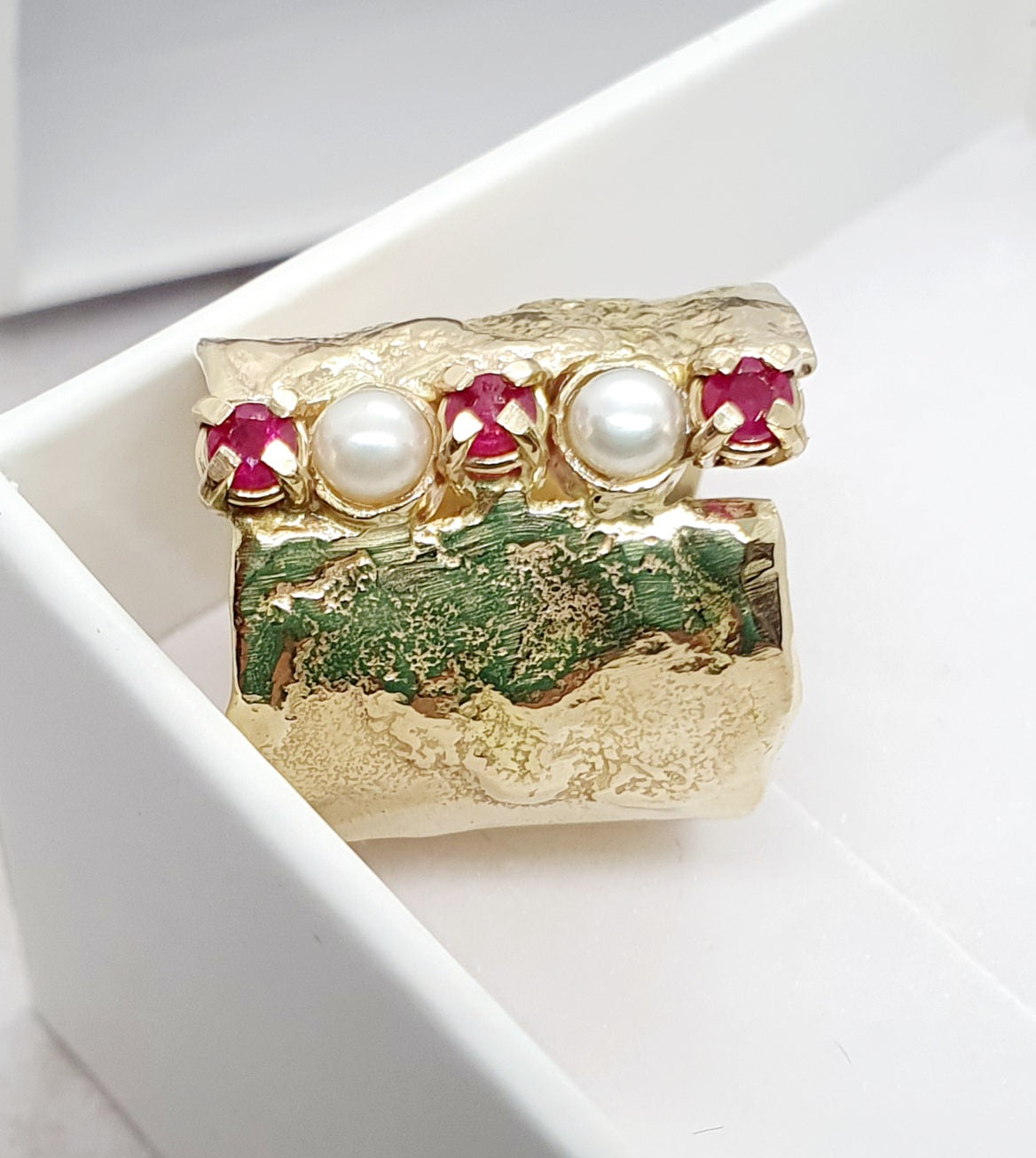 טבעת זהב רחבה עם רובי ופנינים