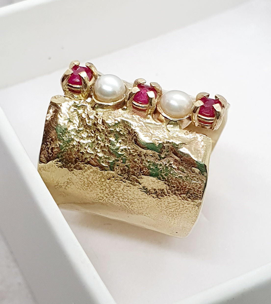 טבעת זהב רחבה עם רובי ופנינים