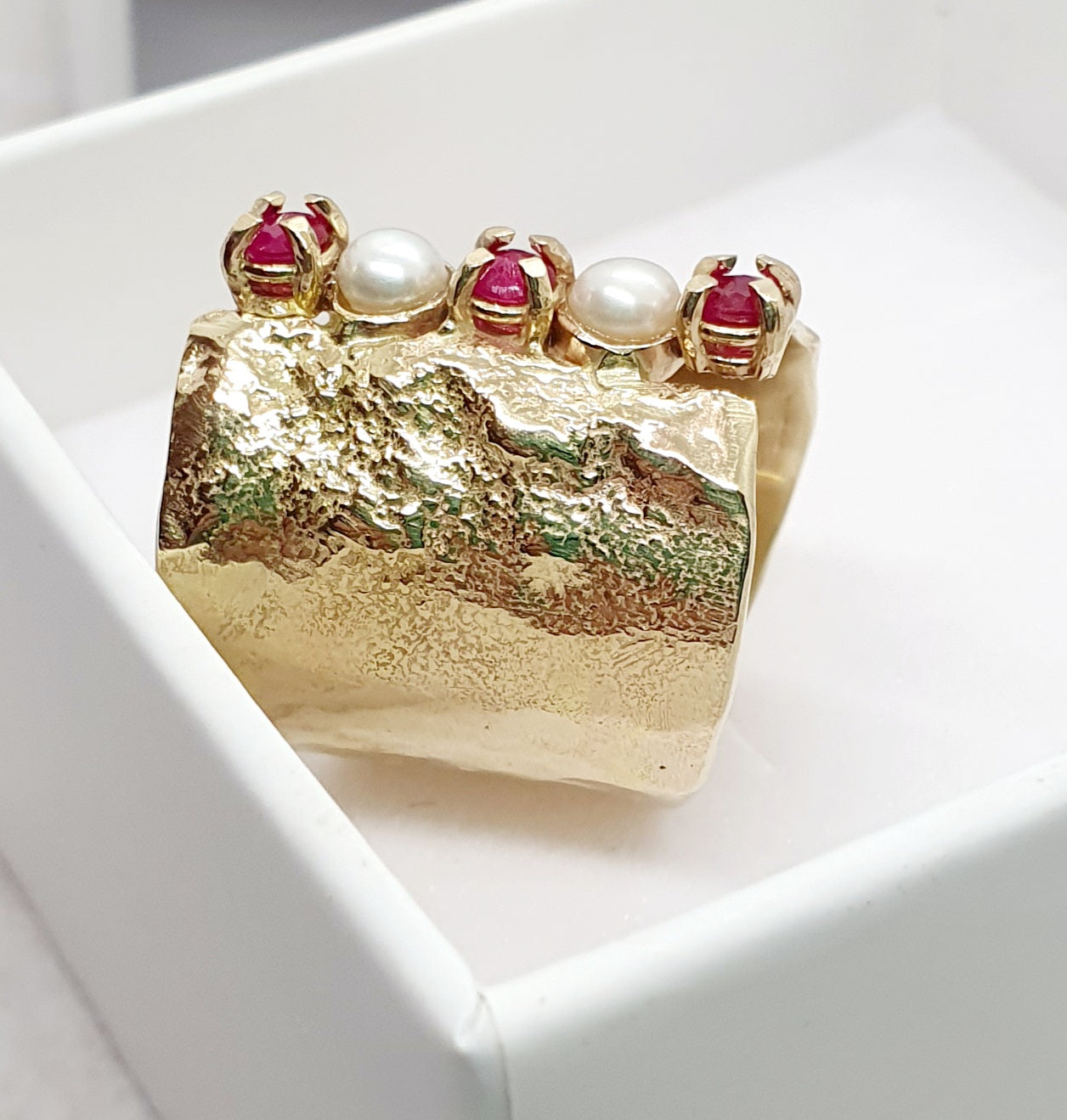 טבעת זהב רחבה עם רובי ופנינים