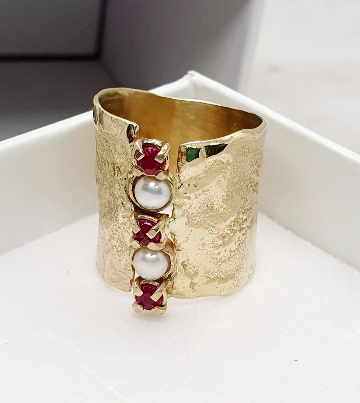 טבעת זהב רחבה עם רובי ופנינים