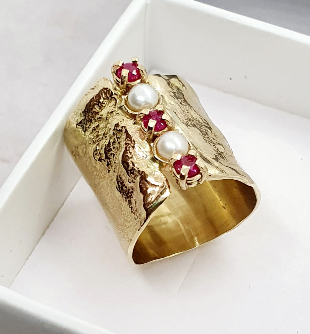 טבעת זהב רחבה עם רובי ופנינים