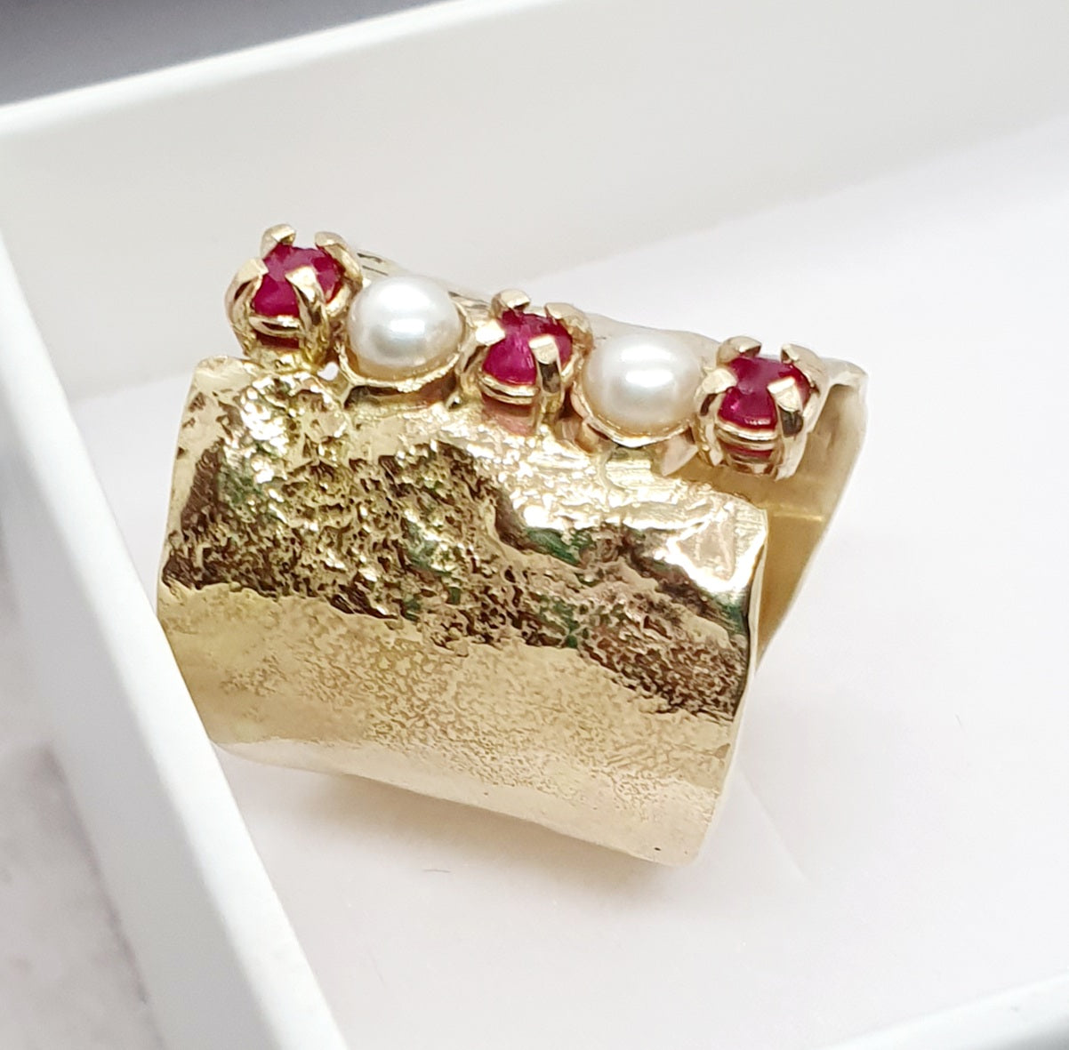 טבעת זהב רחבה עם רובי ופנינים