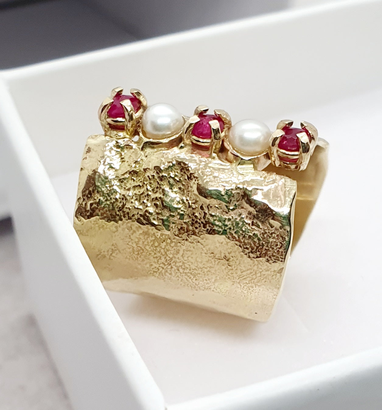 טבעת זהב רחבה עם רובי ופנינים