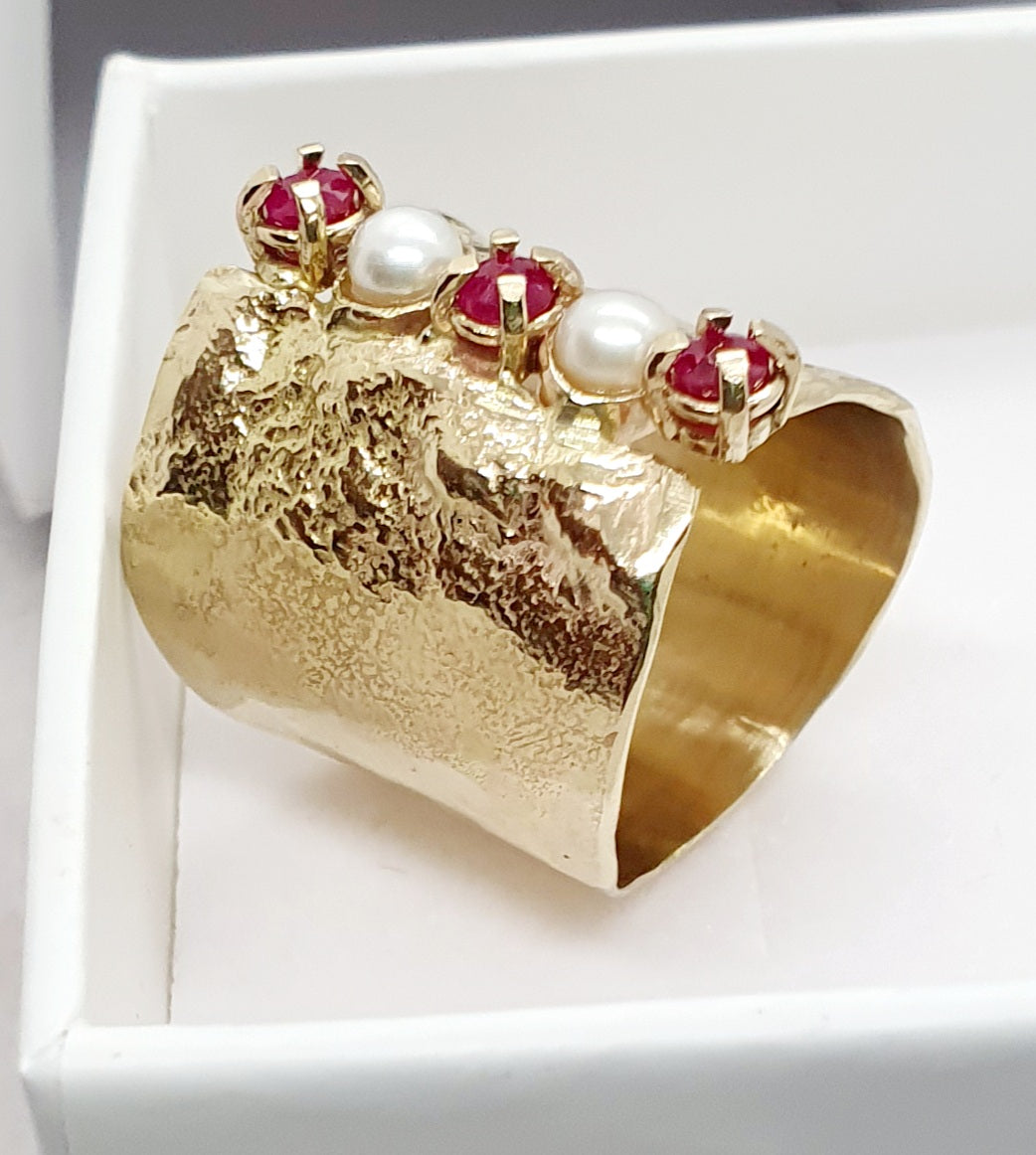 טבעת זהב רחבה עם רובי ופנינים