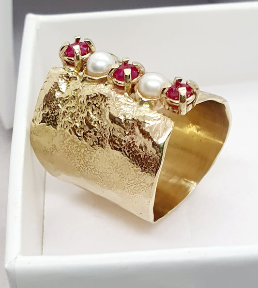 טבעת זהב רחבה עם רובי ופנינים