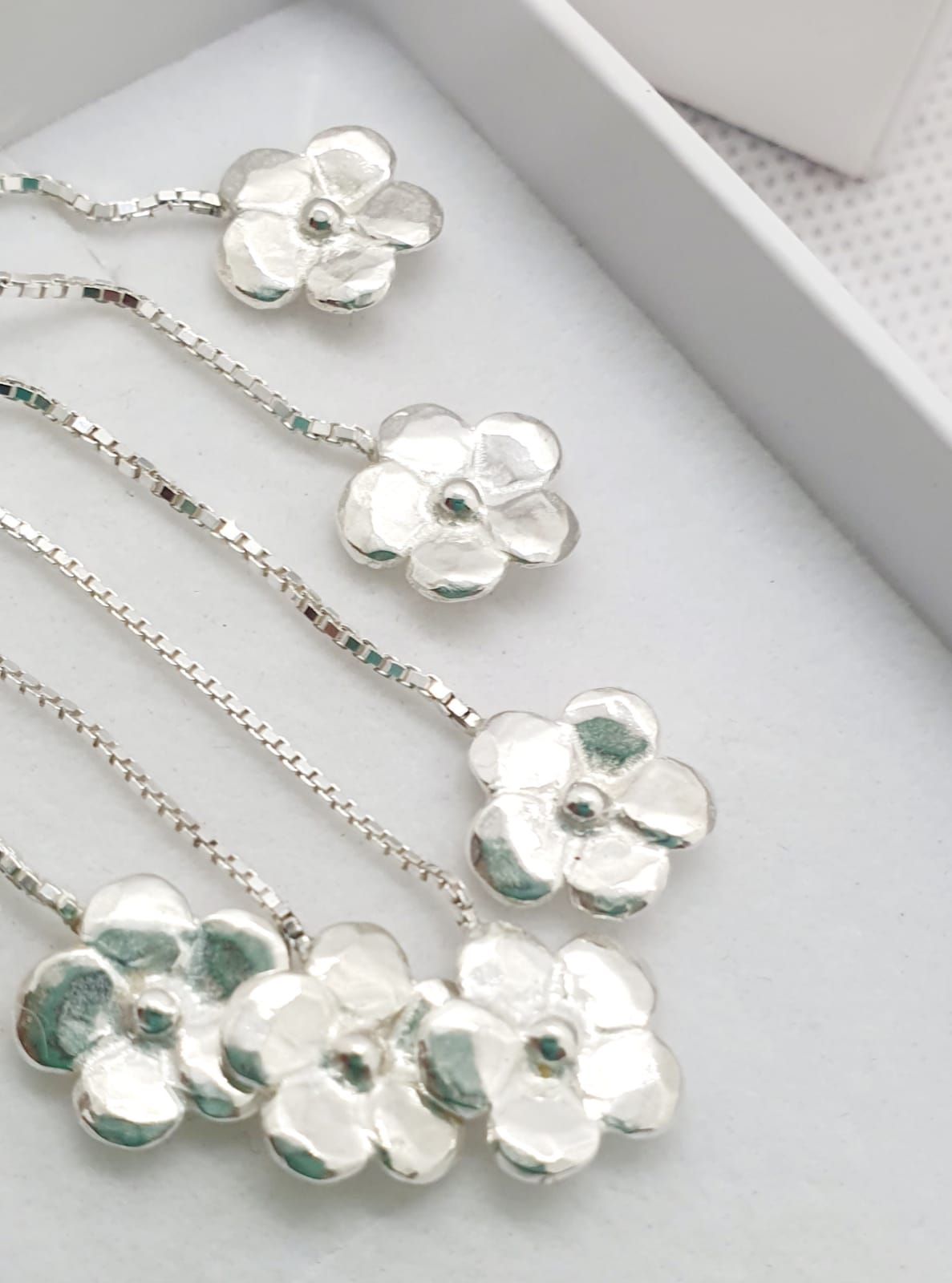 שרשרת כסף פרחים קטנים