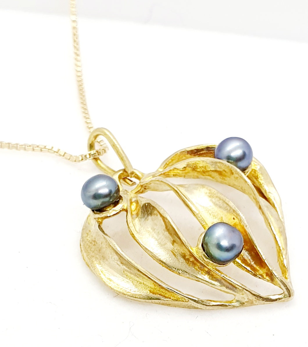 מחרוזת תליון לב זהב עם פנינים