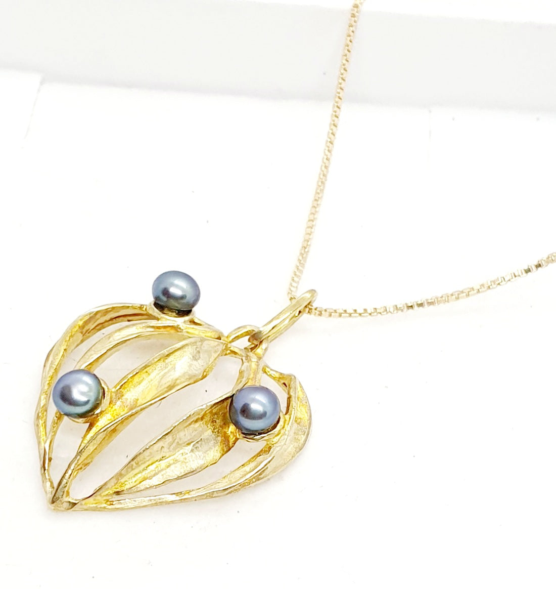 מחרוזת תליון לב זהב עם פנינים