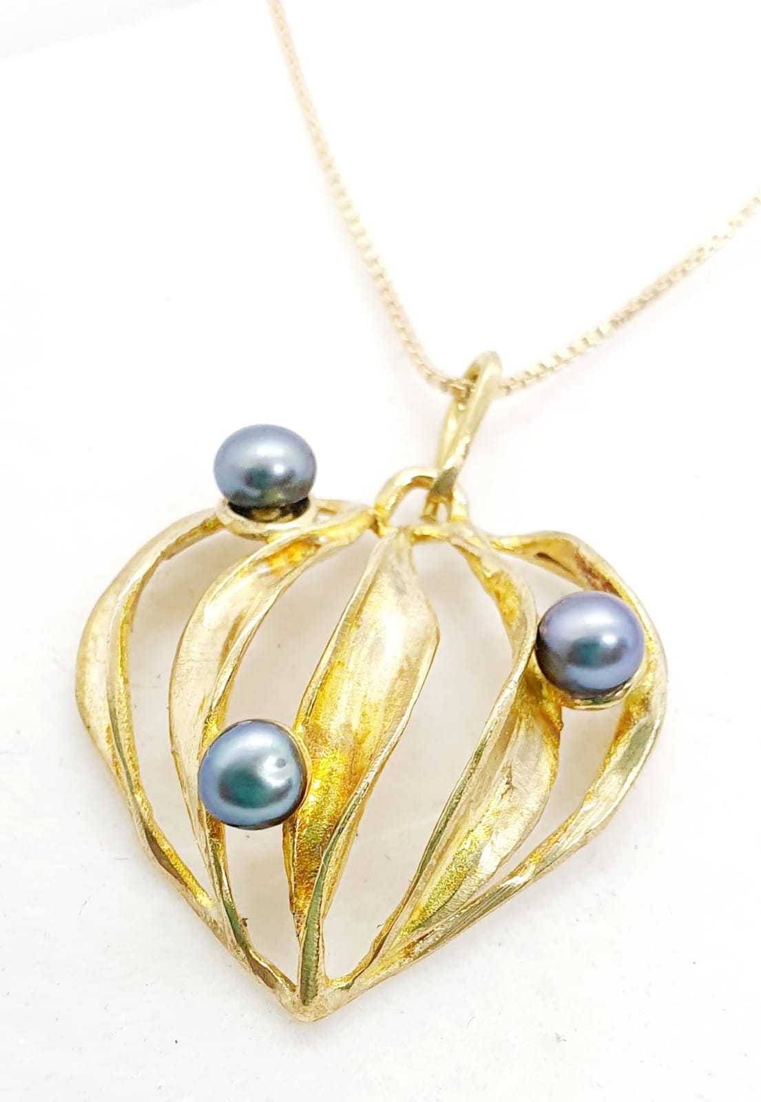 מחרוזת תליון לב זהב עם פנינים