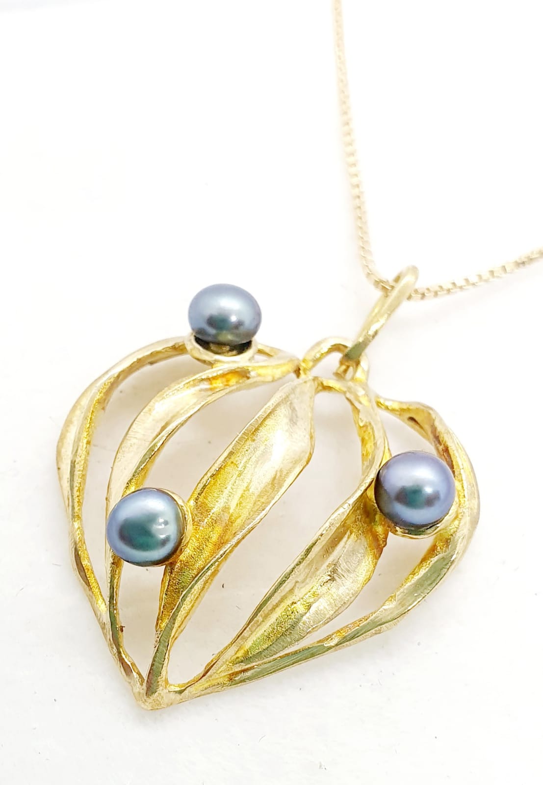 מחרוזת תליון לב זהב עם פנינים