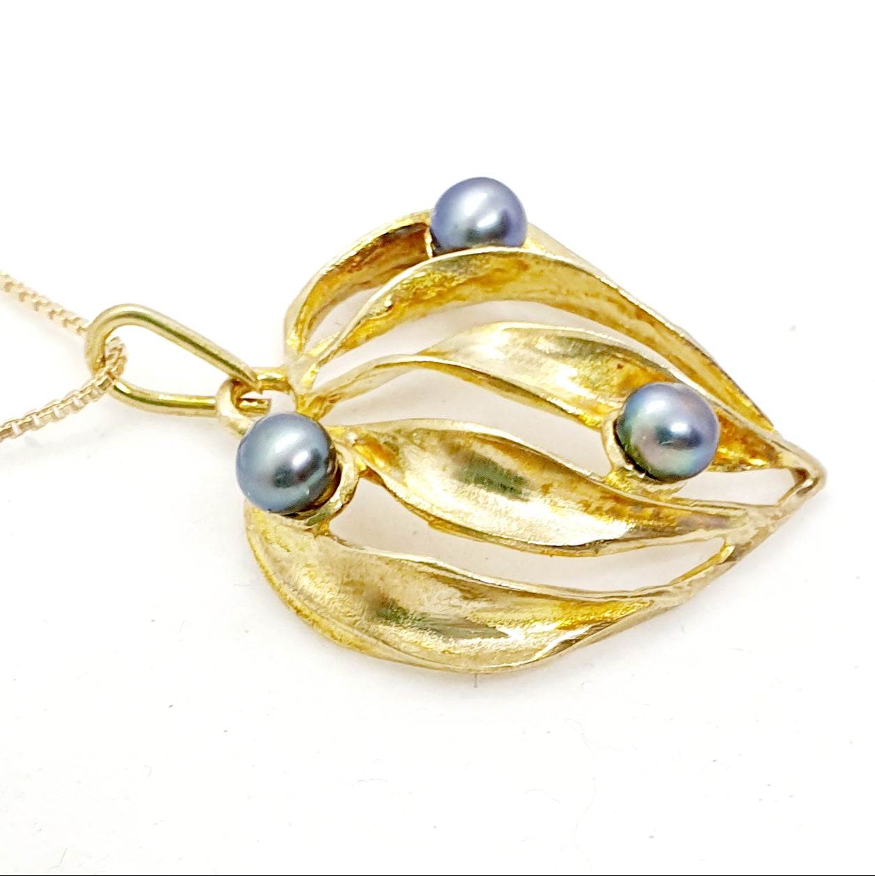 מחרוזת תליון לב זהב עם פנינים