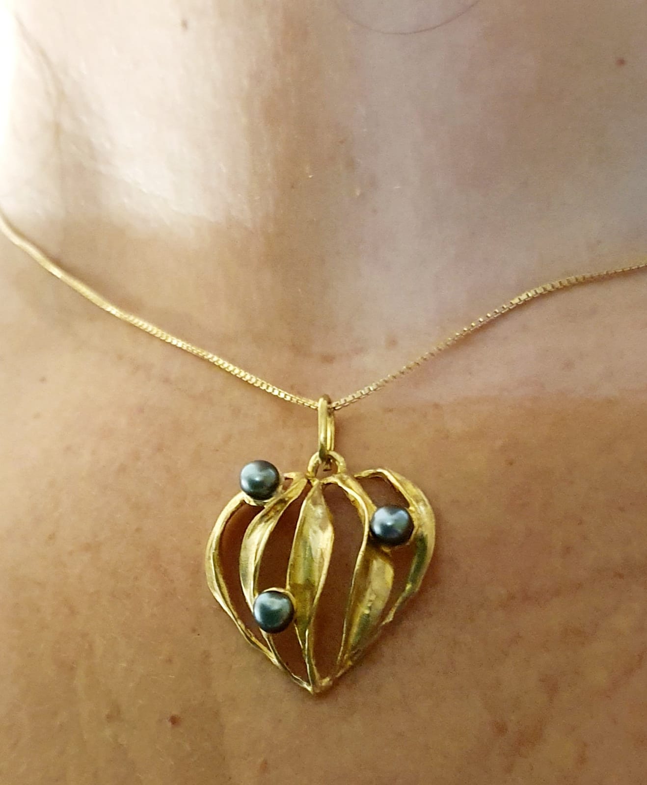 מחרוזת תליון לב זהב עם פנינים