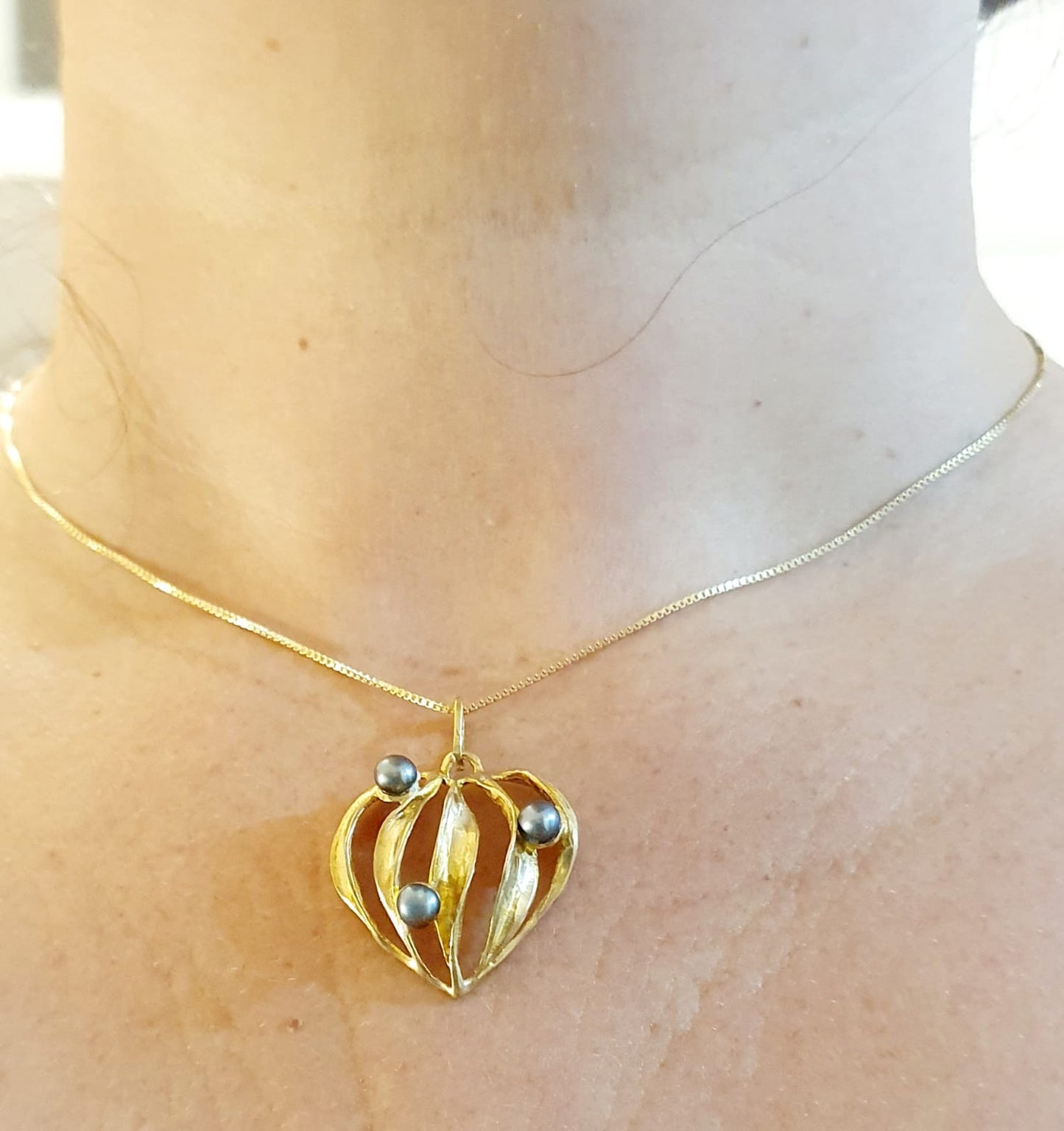 מחרוזת תליון לב זהב עם פנינים