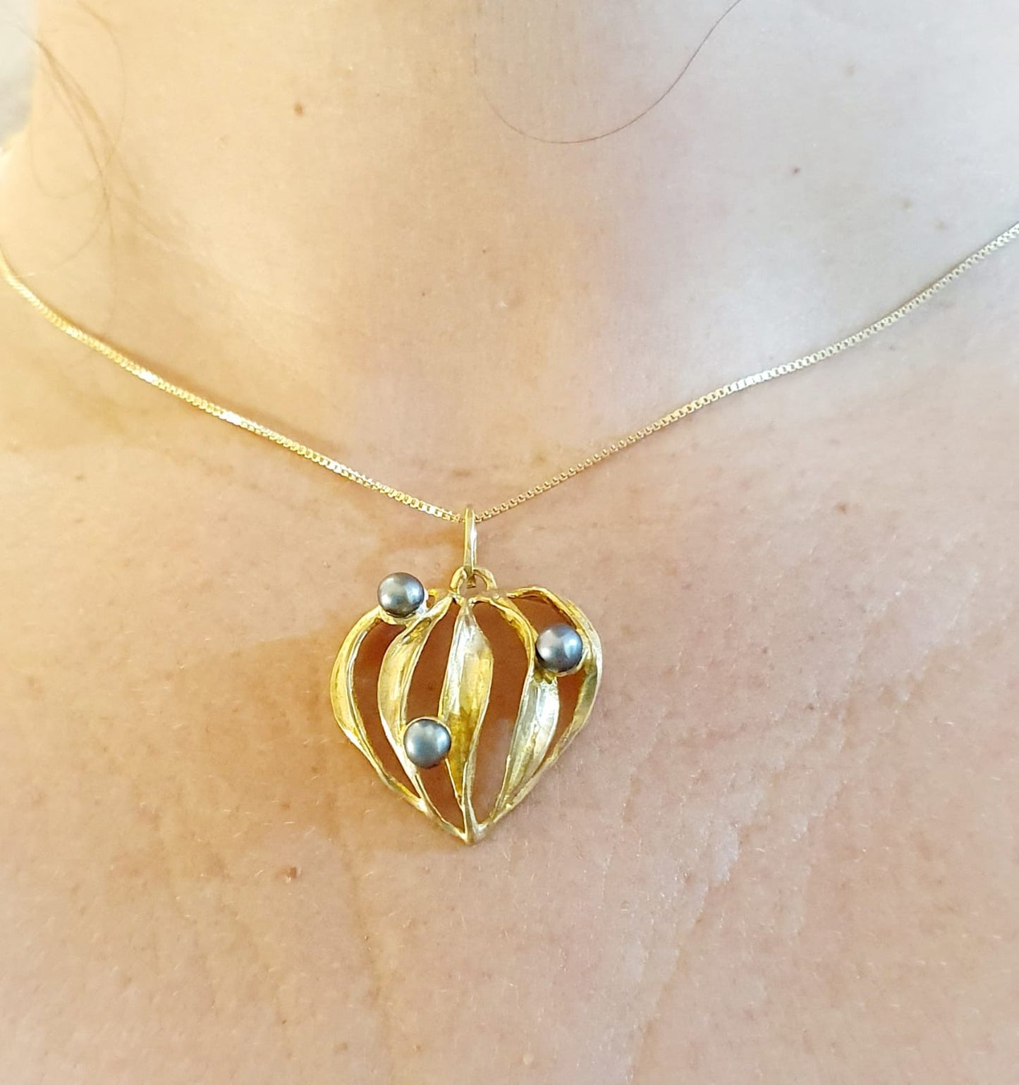 מחרוזת תליון לב זהב עם פנינים