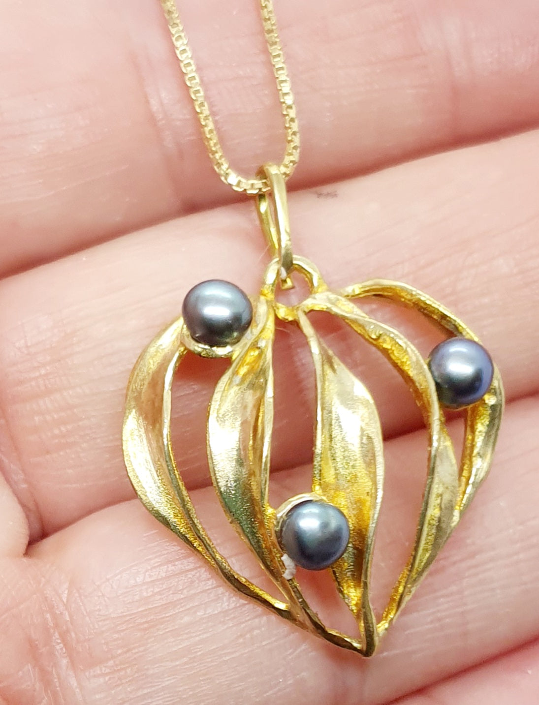 מחרוזת תליון לב זהב עם פנינים