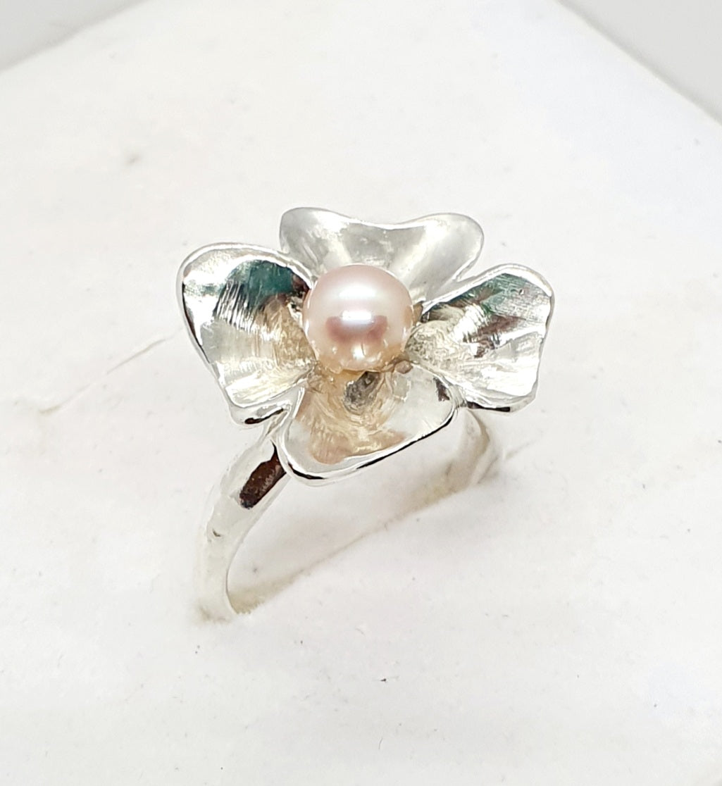 טבעת כסף פרח עם פנינה