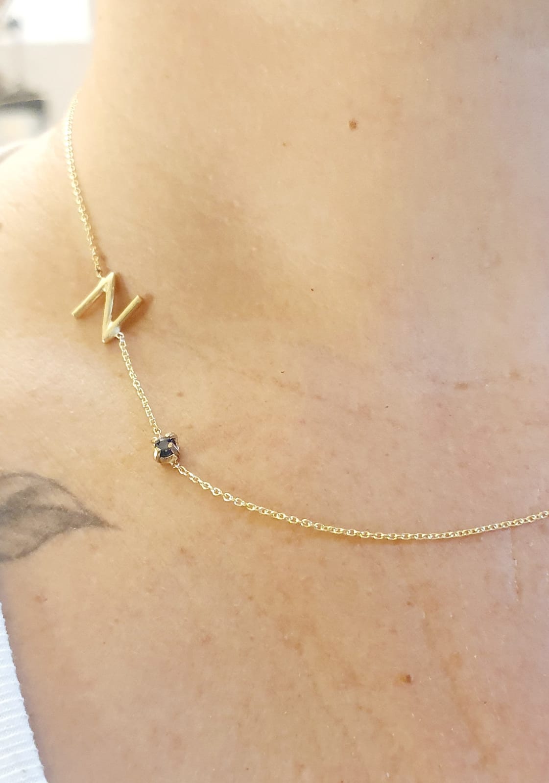 שרשרת זהב עם אות ואבן המזל