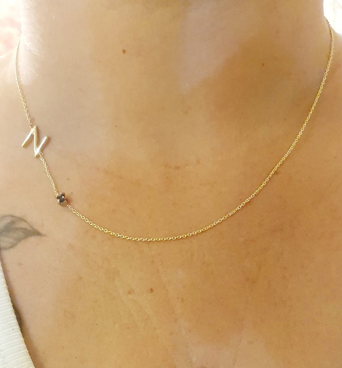 שרשרת זהב עם אות ואבן המזל