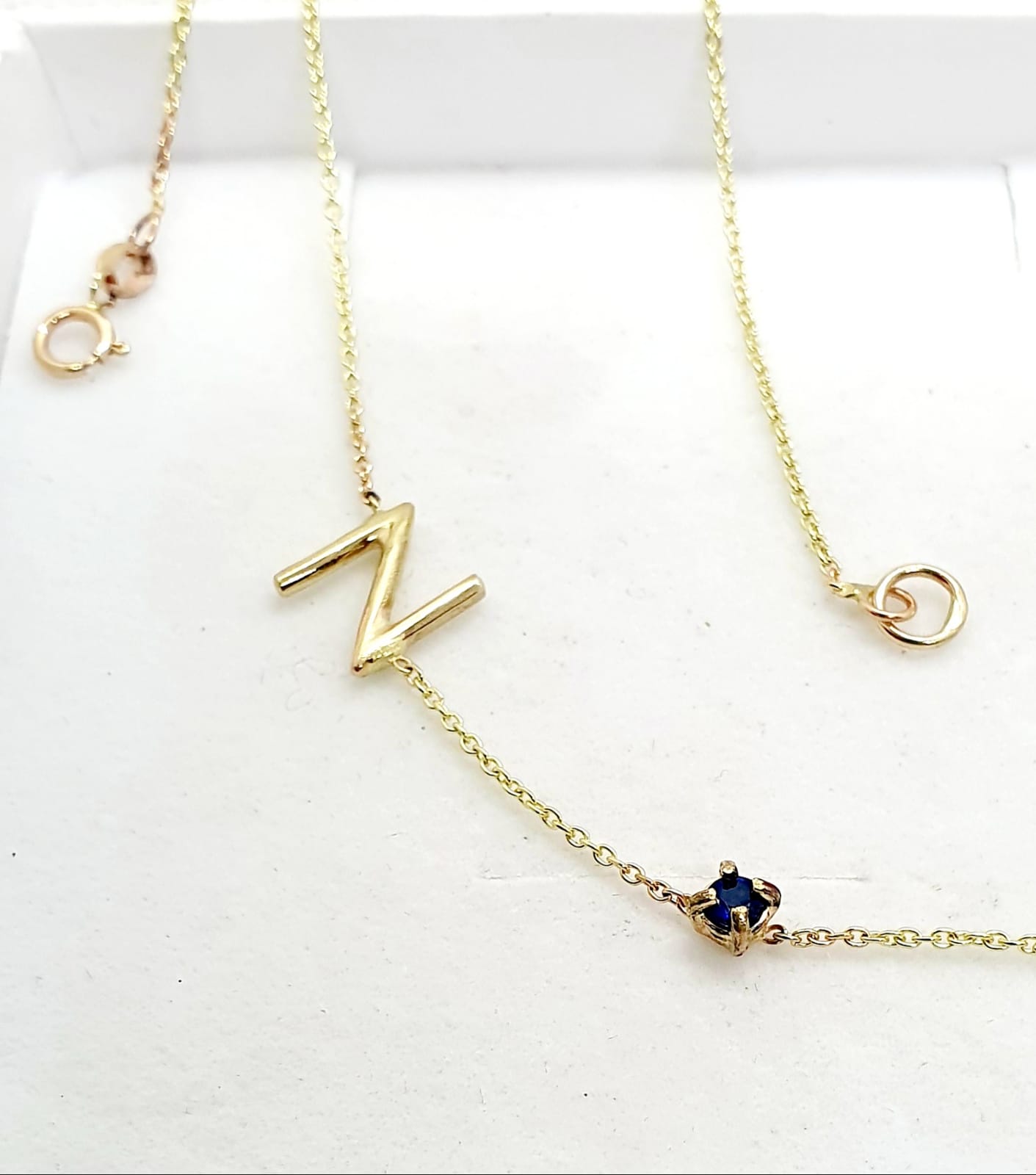שרשרת זהב עם אות ואבן המזל