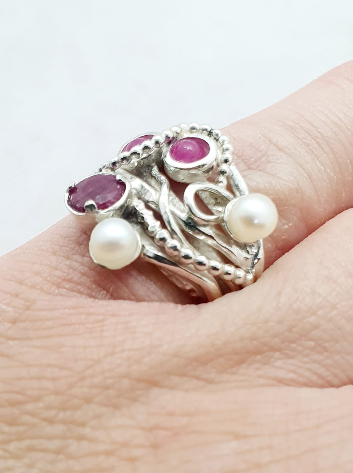 טבעת כסף מרובת אבנים פנינים ורובי / גרנט