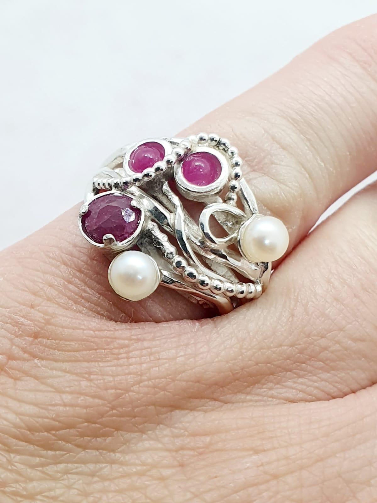 טבעת כסף מרובת אבנים פנינים ורובי / גרנט