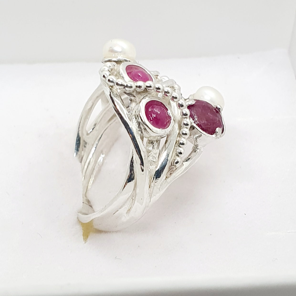 טבעת כסף מרובת אבנים פנינים ורובי / גרנט