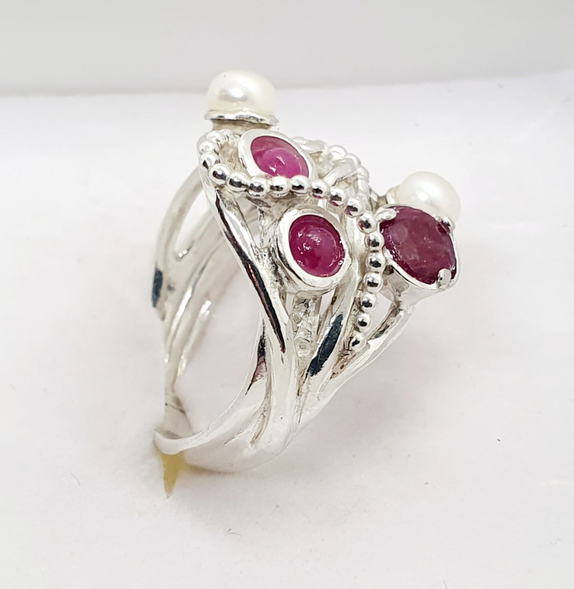 טבעת כסף מרובת אבנים פנינים ורובי / גרנט