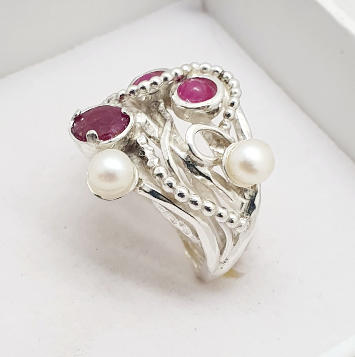 טבעת כסף מרובת אבנים פנינים ורובי / גרנט