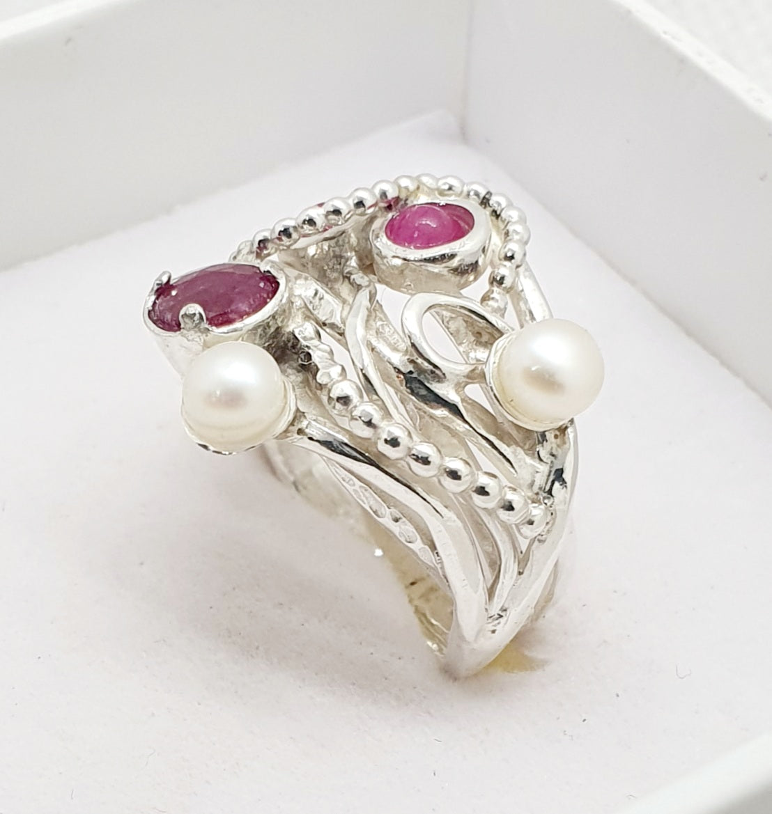 טבעת כסף מרובת אבנים פנינים ורובי / גרנט