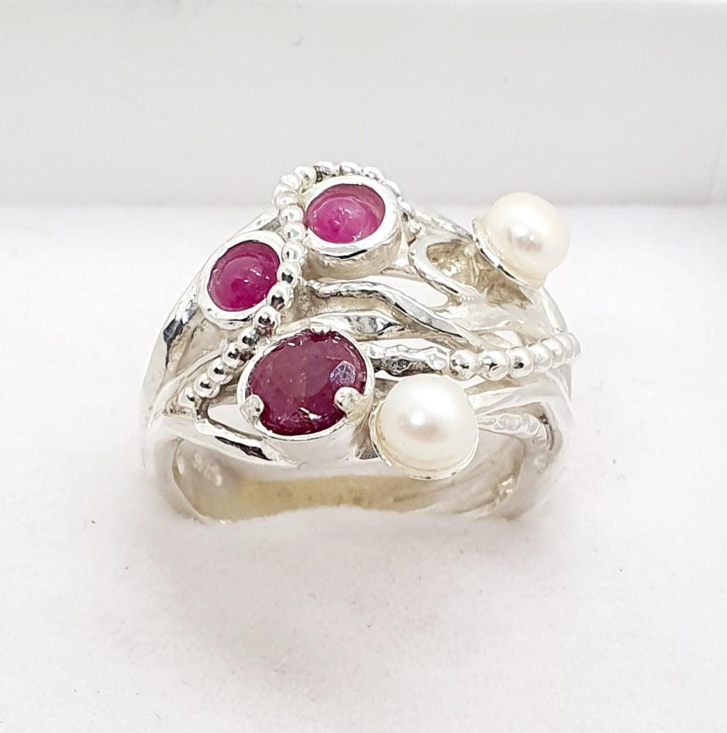 טבעת כסף מרובת אבנים פנינים ורובי / גרנט