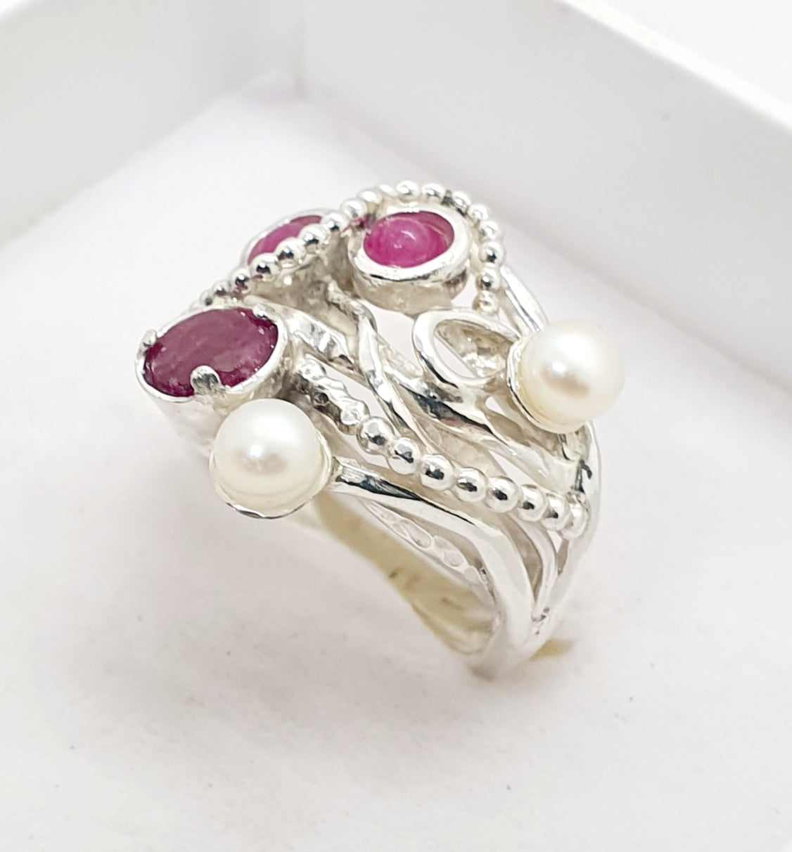 טבעת כסף מרובת אבנים פנינים ורובי / גרנט