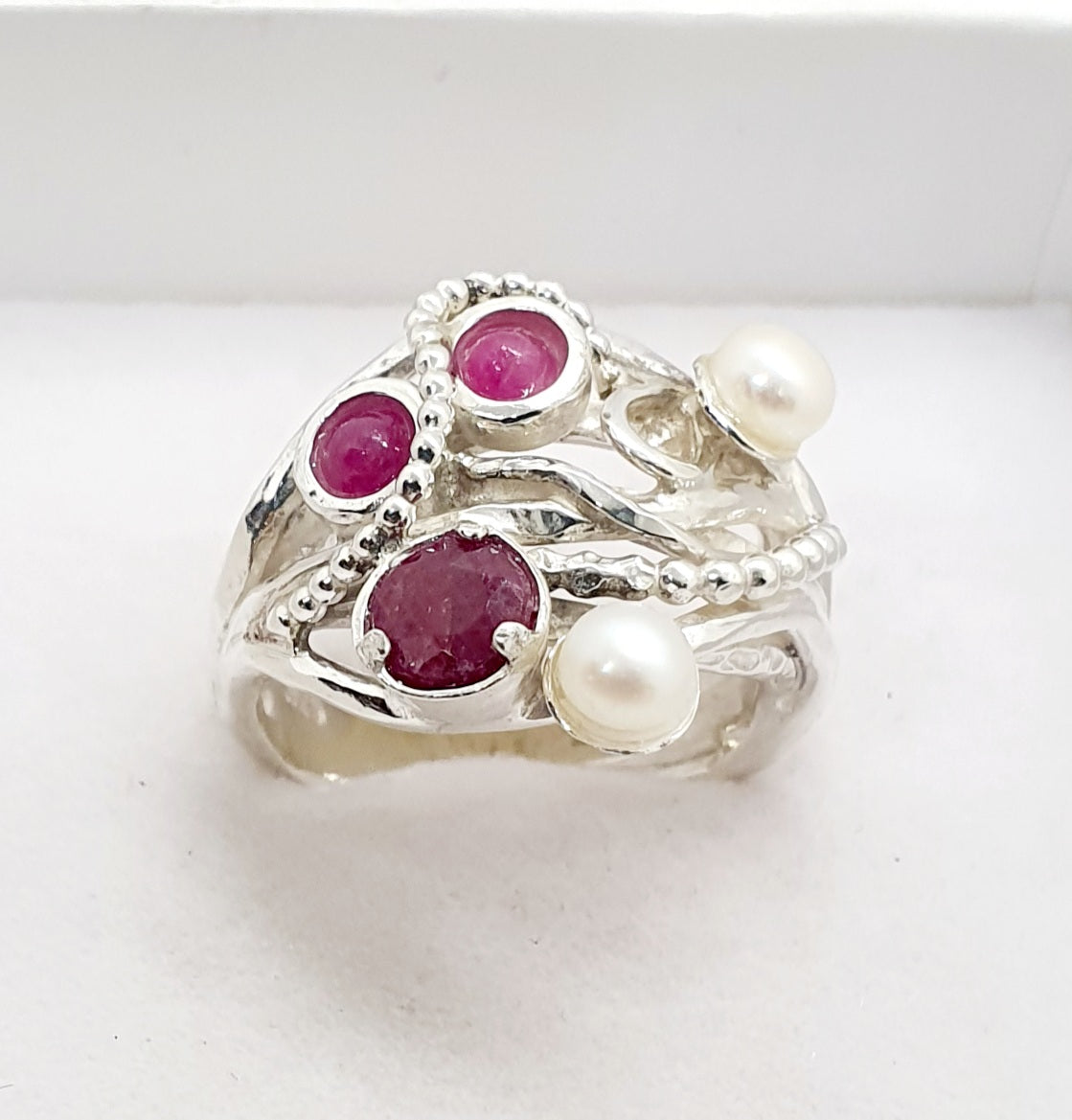 טבעת כסף מרובת אבנים פנינים ורובי / גרנט