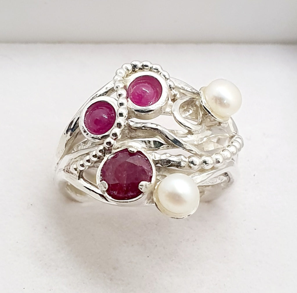 טבעת כסף מרובת אבנים פנינים ורובי / גרנט