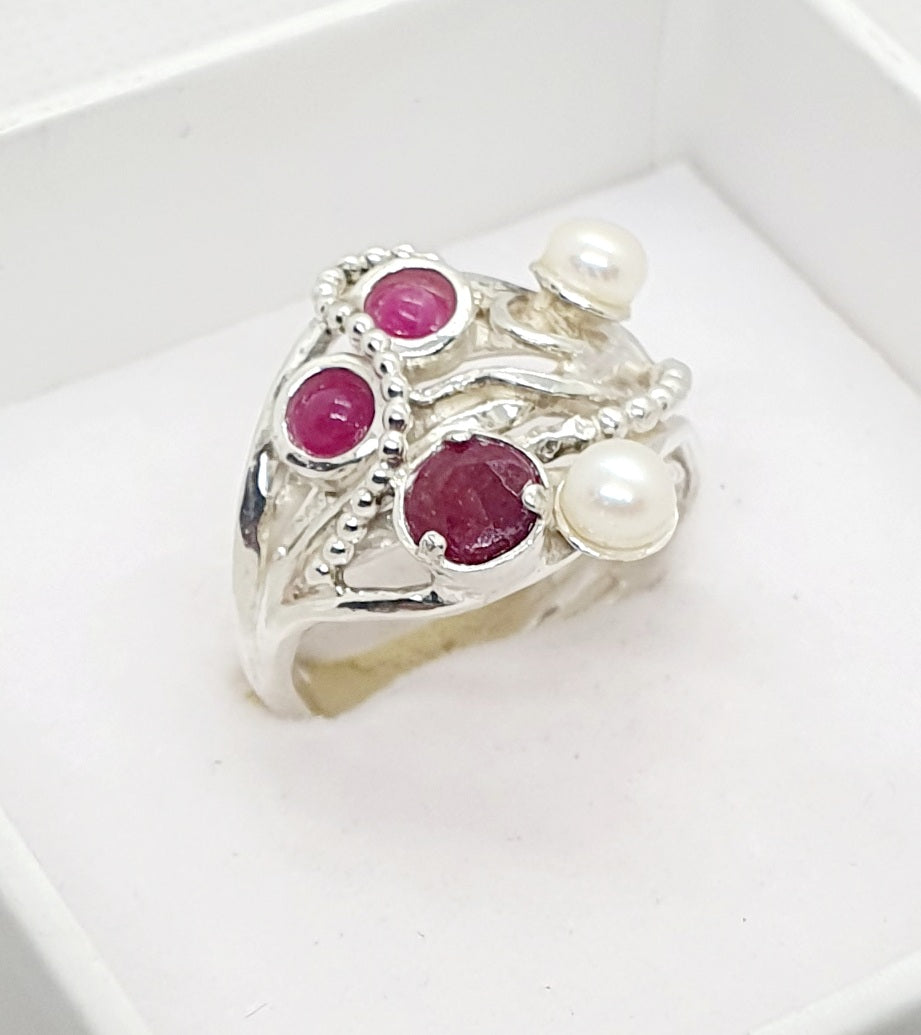 טבעת כסף מרובת אבנים פנינים ורובי / גרנט