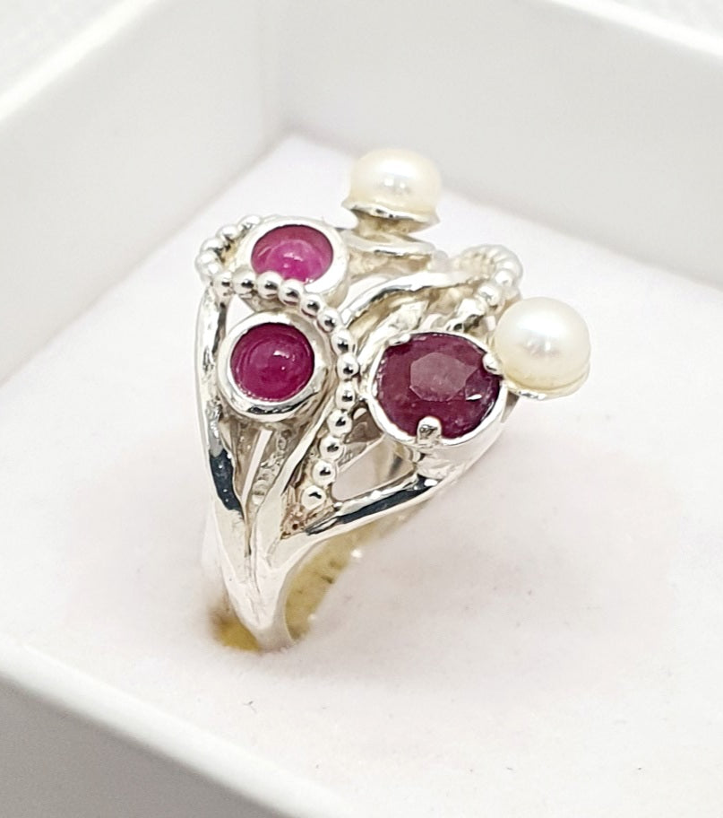 טבעת כסף מרובת אבנים פנינים ורובי / גרנט