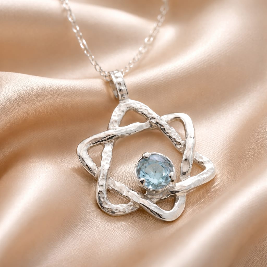 תליון מגן דוד מכסף משובץ בלו טופז