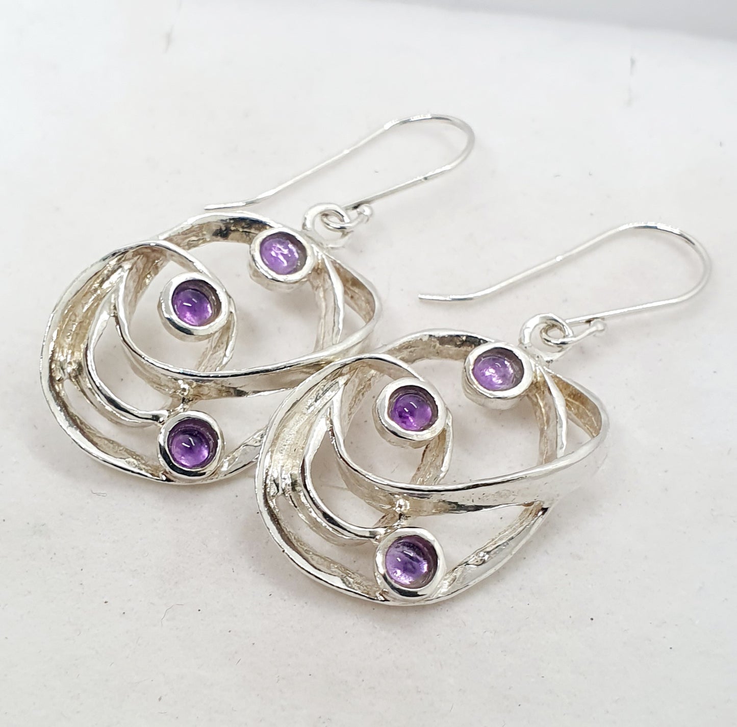 עגילי כסף תלויים מרובי אבנים עם גרנט