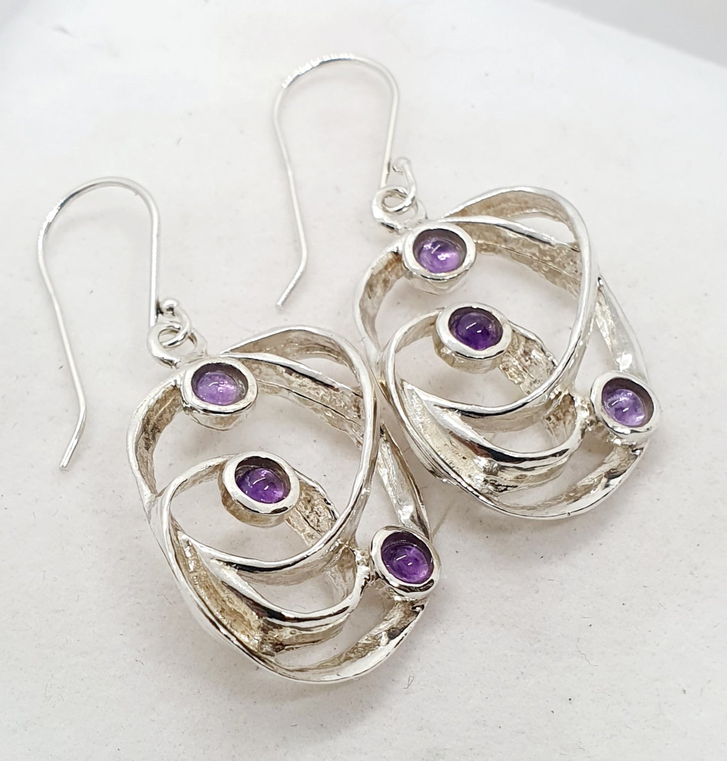 עגילי כסף תלויים מרובי אבנים עם גרנט