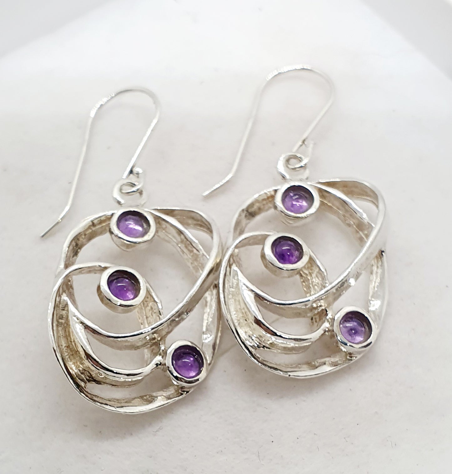 עגילי כסף תלויים מרובי אבנים עם גרנט